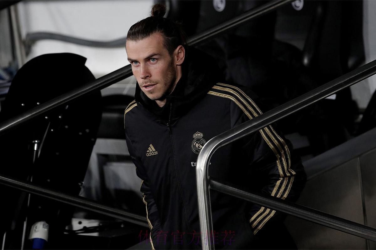 悠闲!贝尔替补席上蒙眼睡觉 无缘出场后微微一笑 悠闲!贝尔替补席上蒙眼睡觉 无缘出场后微微一笑