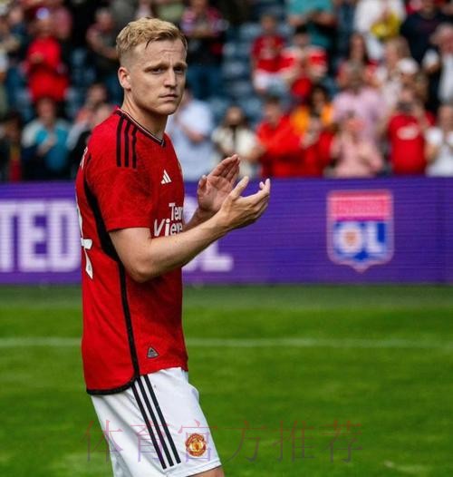 荷兰媒体:皇马方面拖拖拉拉 曼联想截胡范德贝克